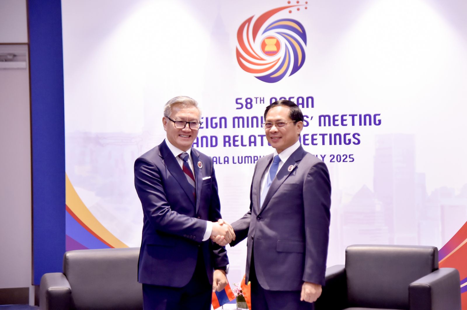 Phó Thủ tướng, Bộ trưởng Ngoại giao Bùi Thanh Sơn gặp Bộ trưởng Ngoại giao Lào Thoong-xa-vẳn Phôm-vi-hản